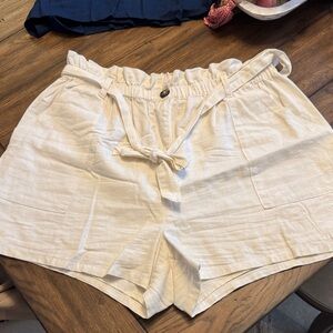 Gibson Latimer Women's Cream Linen Shorts